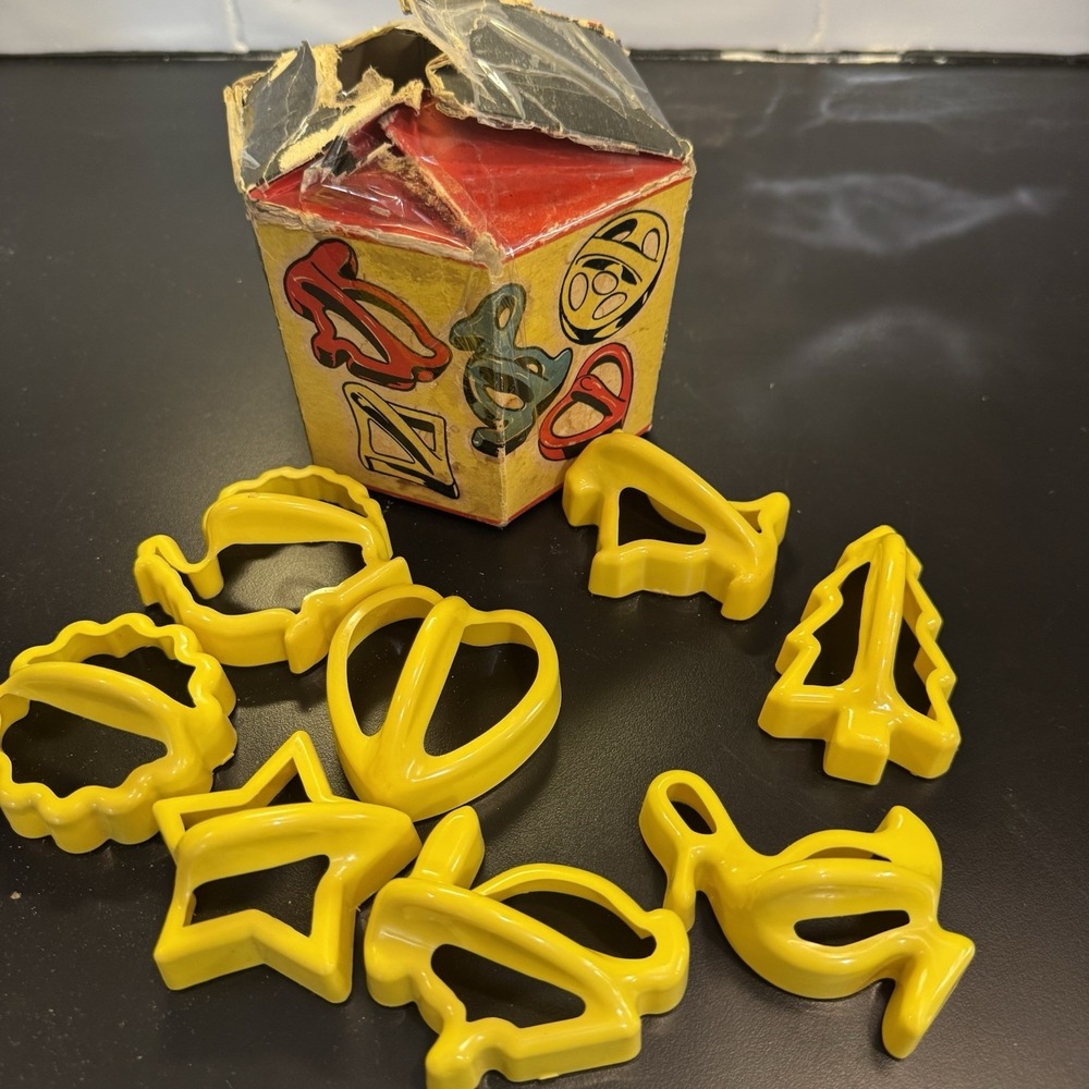 Vintage‎ 1940s-1950s Hutzler Plastic Cookie Cutters 8 Piece with Box Yellow